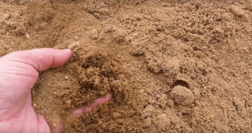 Чем отличаются речной, карьерный, сеяный и мытый песок?