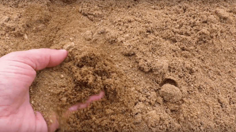 Чем отличаются речной, карьерный, сеяный и мытый песок?